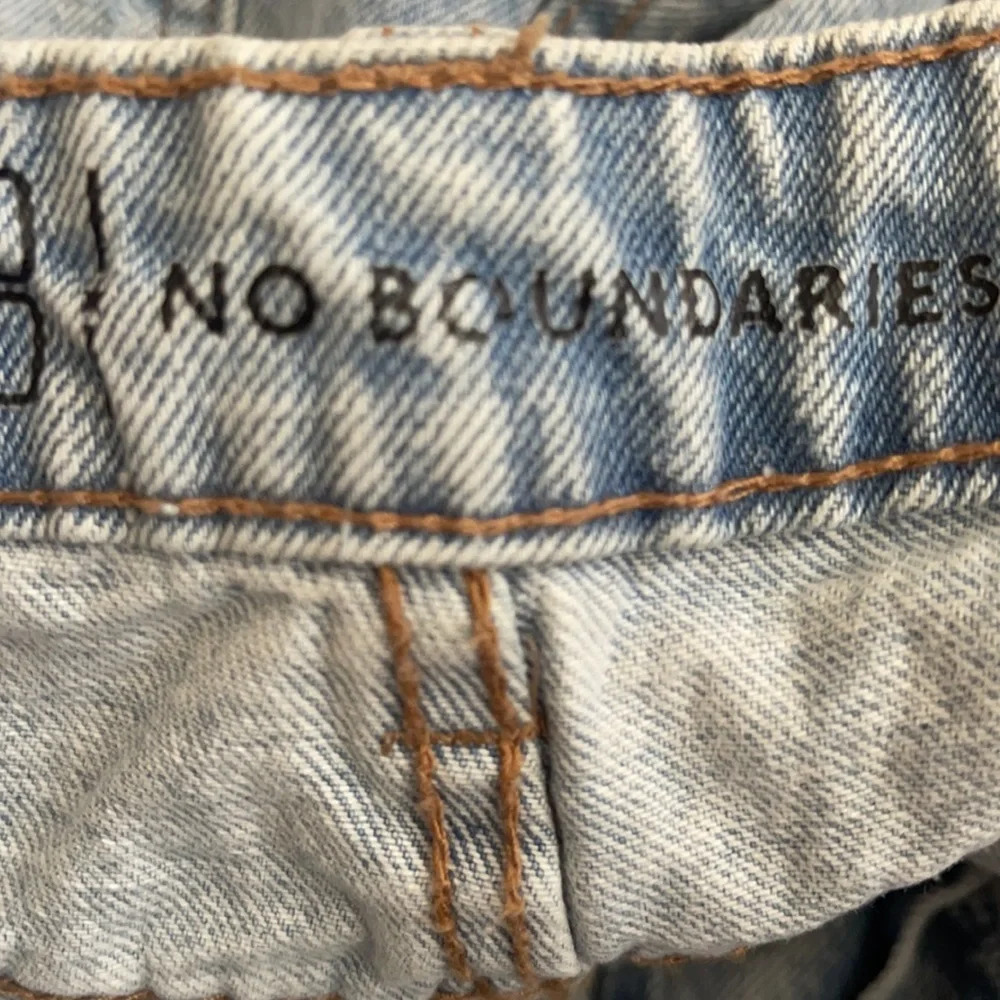 No Boundaries Jeans Denim Pants sz Juniors 17 distressed high waisted button fly - Picture 2 of 10